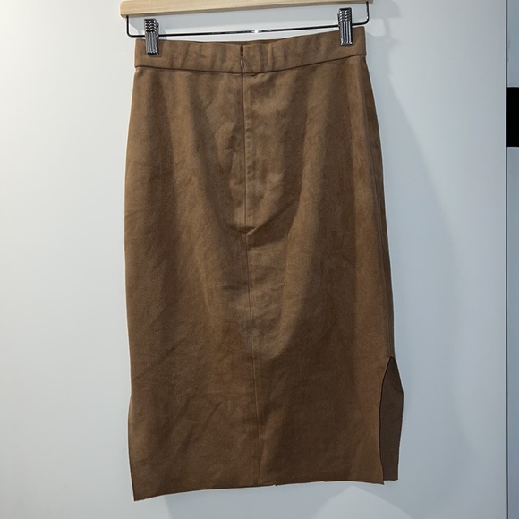 Stunning tight fitting suede skirt - Picture 3 of 3